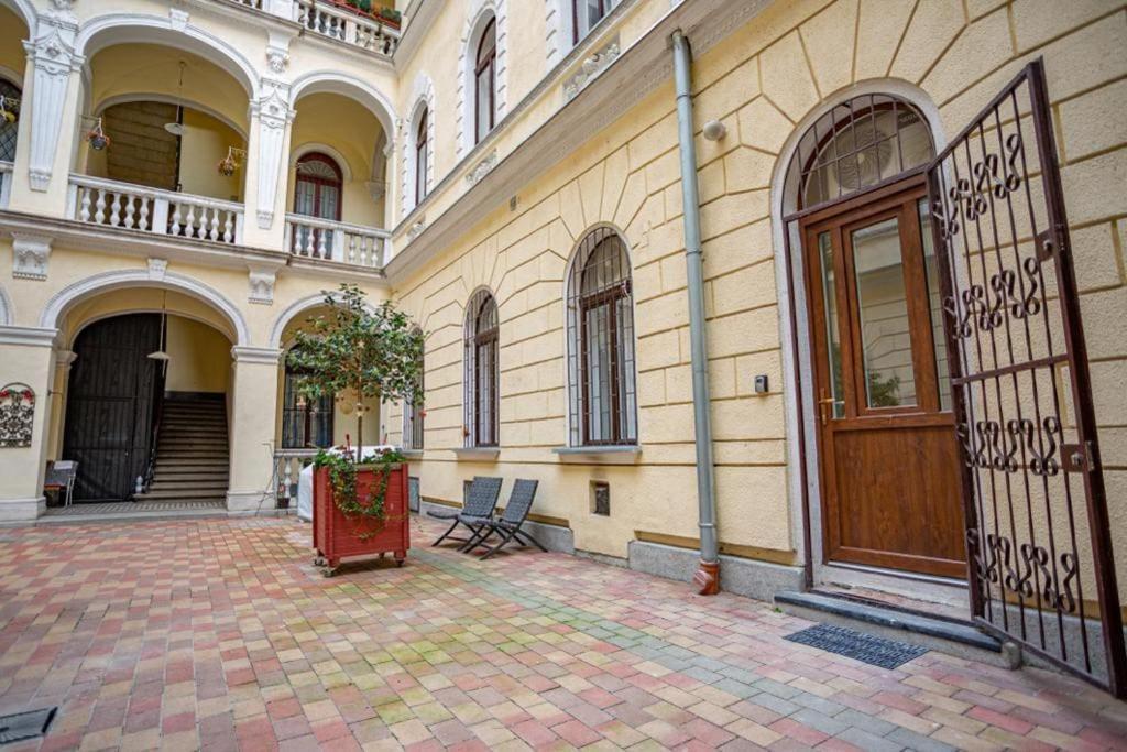 Boutique Apartment In Akacfa Street Budapeste Exterior foto